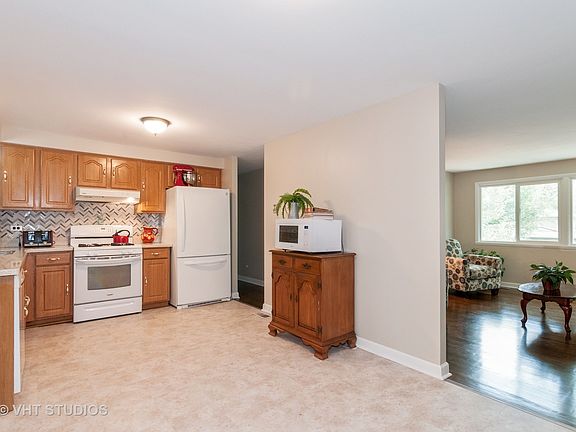 3rd image of 706 Cambridge Dr