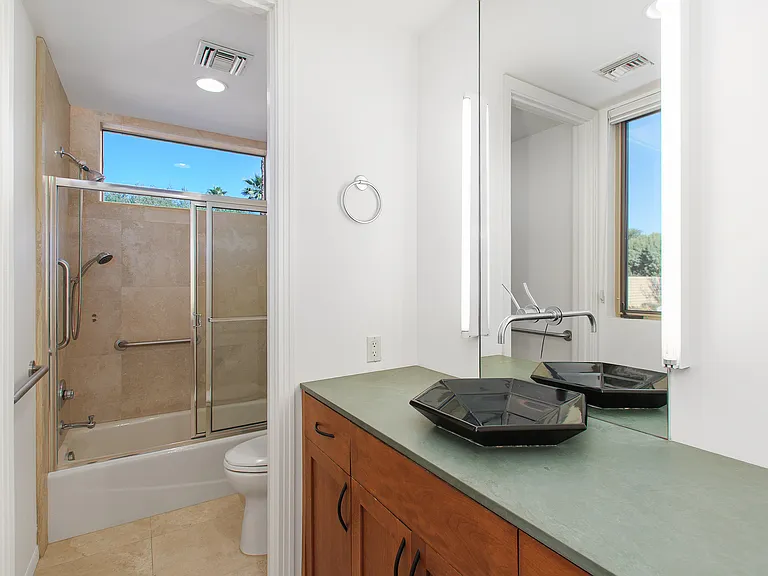 GUEST SUITE MAIN HOUSE BATHROOM