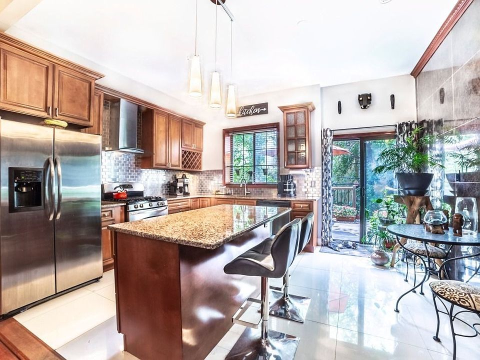 2nd image of 556 Lexington Ave #2