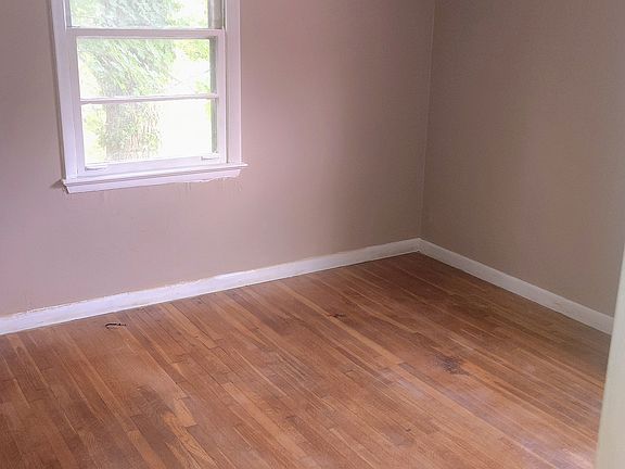 4th image of 2028 Saxton Ave
