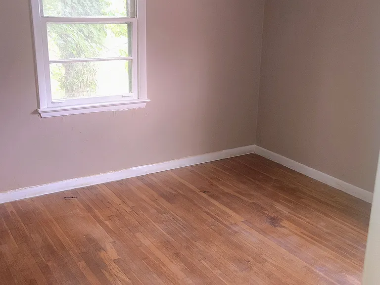 2028 Saxton Ave — Photo 4