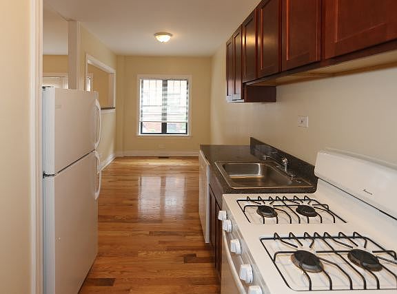 5th image of 628.5 W Cornelia Ave #1S