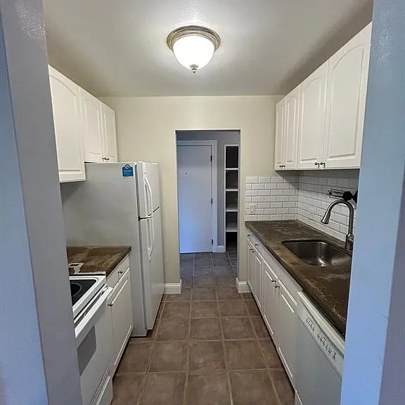 683 E Fox Hills Dr — Photo 11