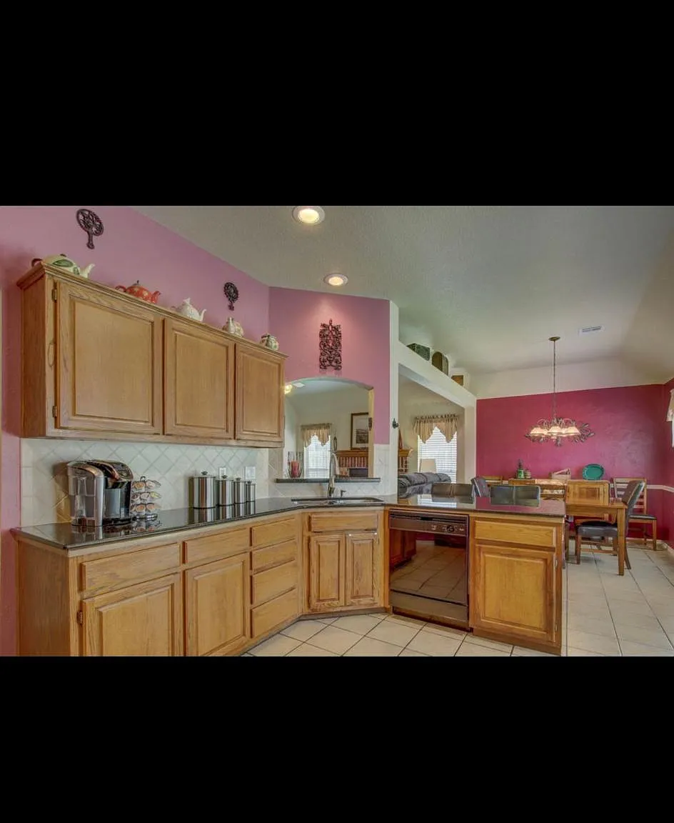 1413 S Lions Ave — Photo 2