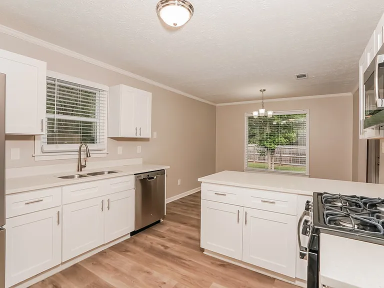 35 Riverside Ct — Photo 8