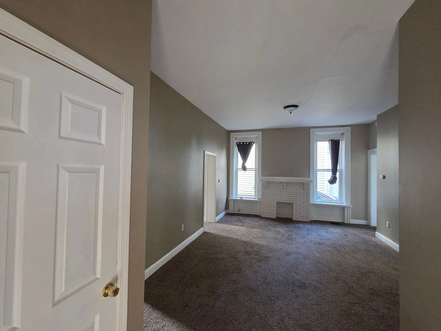 Lower 2 bedroom — Photo 1