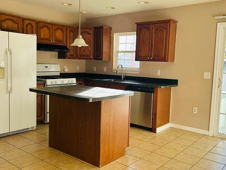 210 E Hazeldell Ave — Photo 5