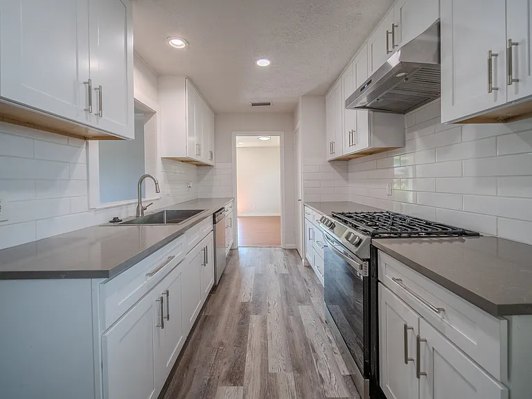 2513 Belhaven Dr — Photo 4