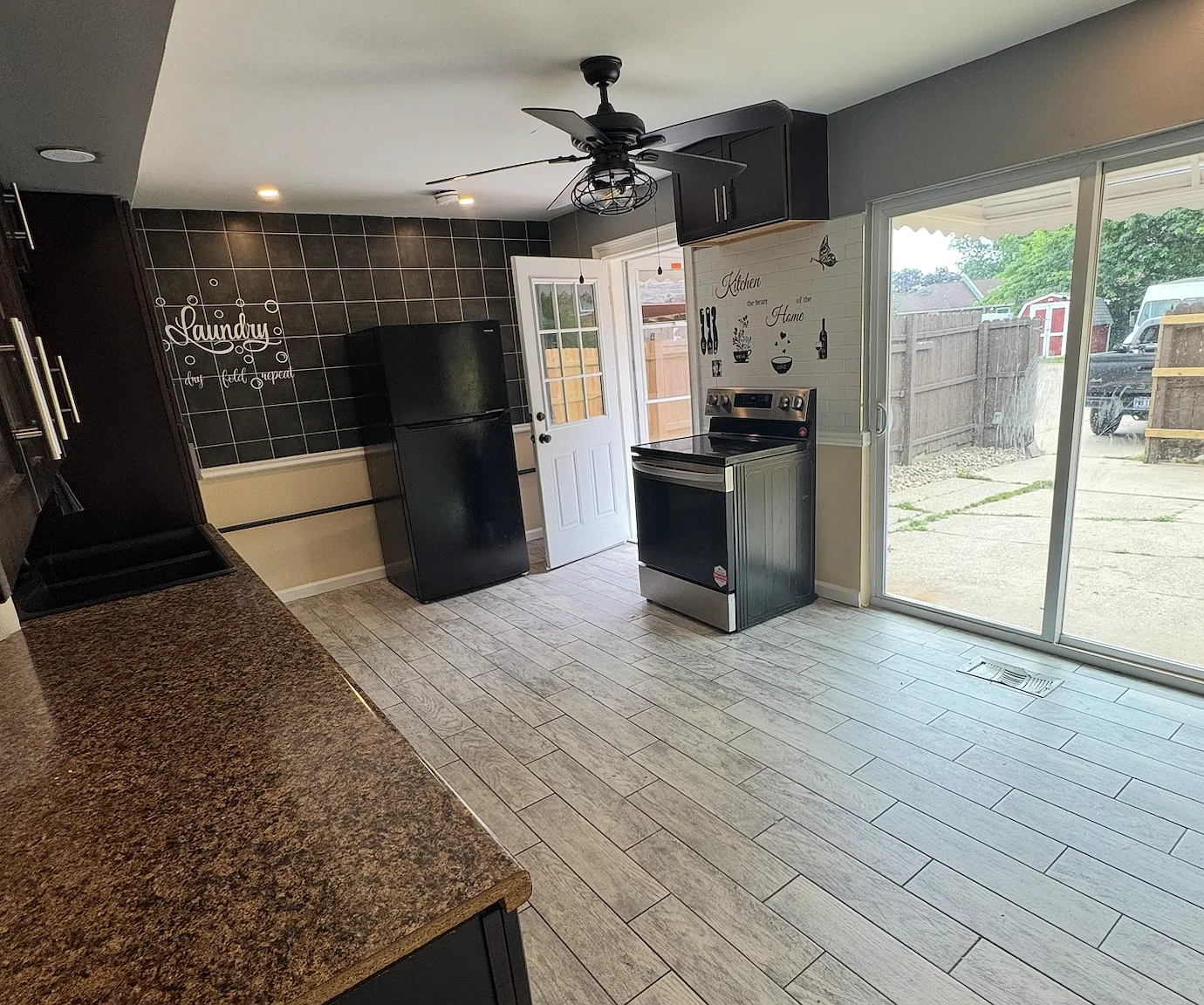 3 bed, 896 sqft, $1,275 — Photo 1