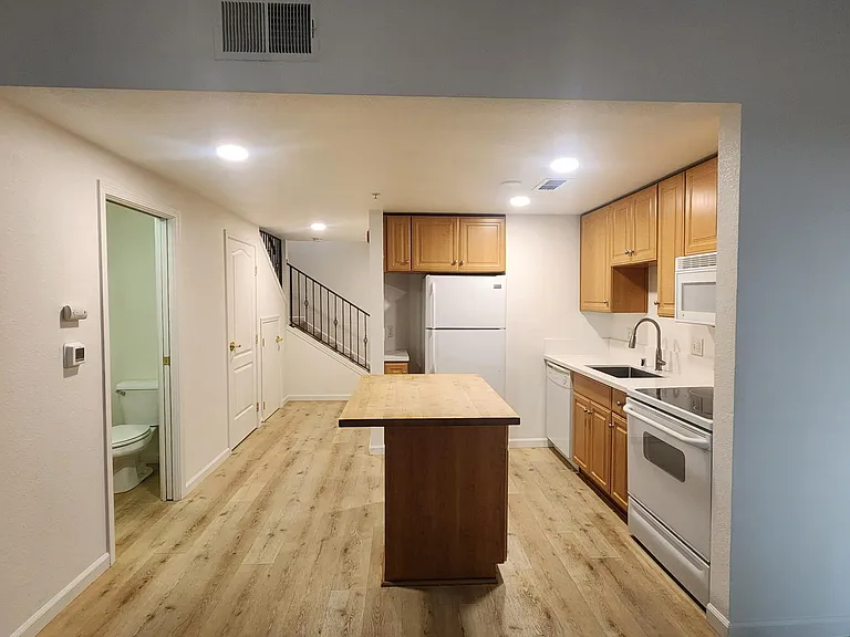1033 S St #6 — Photo 9