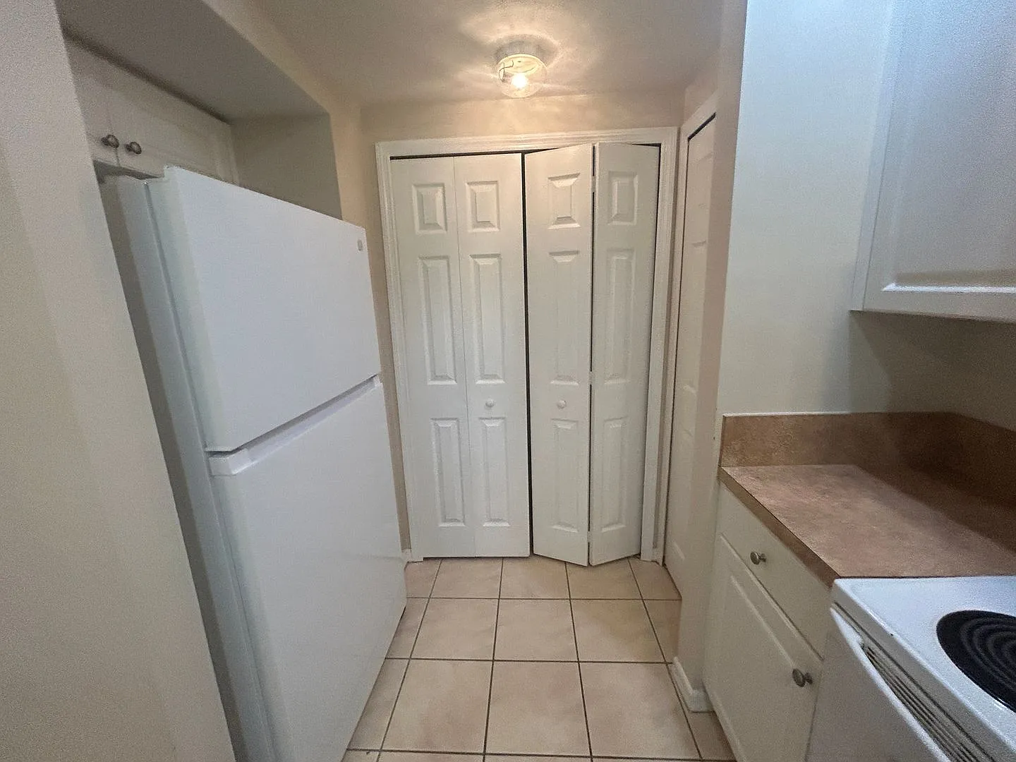 Spacious 3/2 ground floor unit — Photo 4
