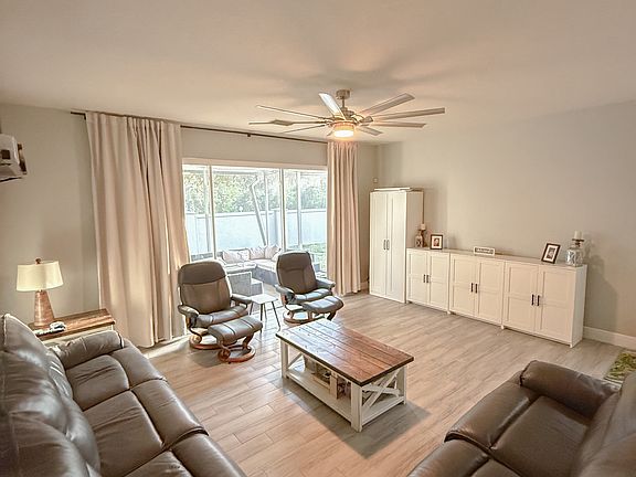 4th image of 4990 Pond Ridge Dr