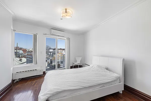 Sold by Thomas Lipovetsky, LREB | media 6