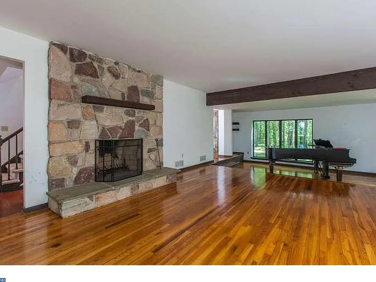 Unfurnished space to illustrate size of sunken living room. Working fire place, sunken back area with piano