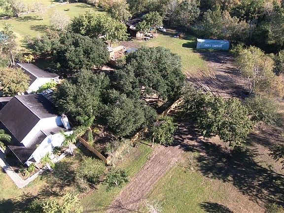 Shows all the acreage to right and back.