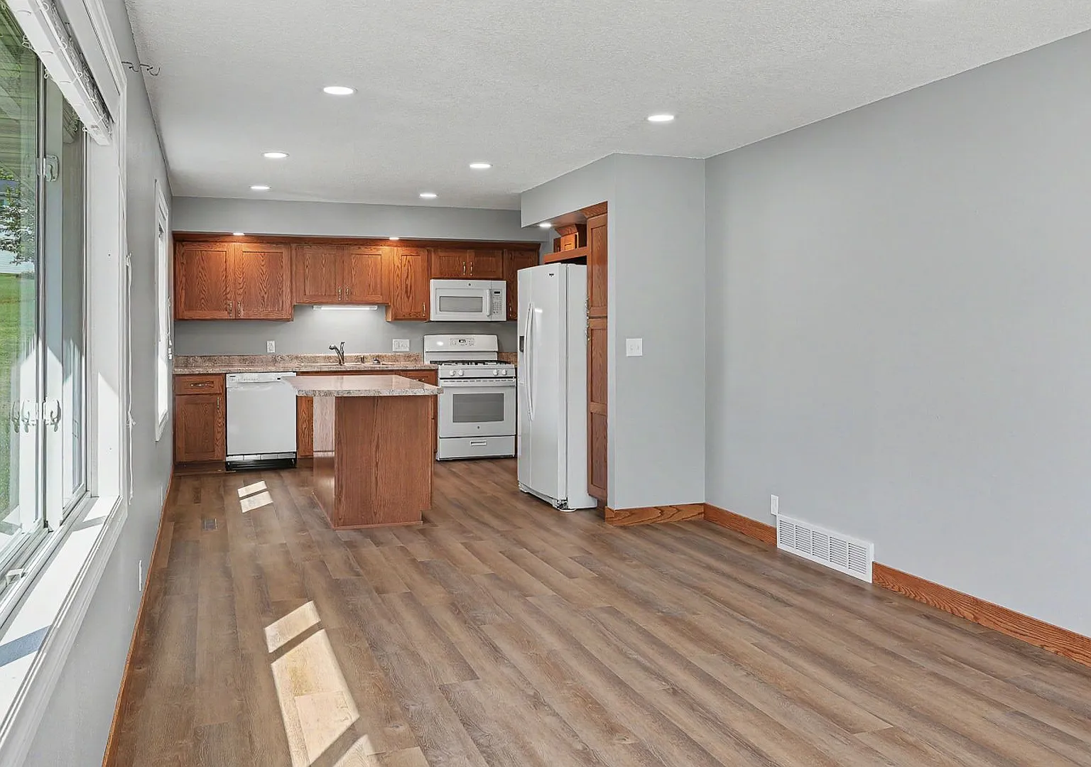 Rent: Cute 3 Bedroom Home — Photo 4