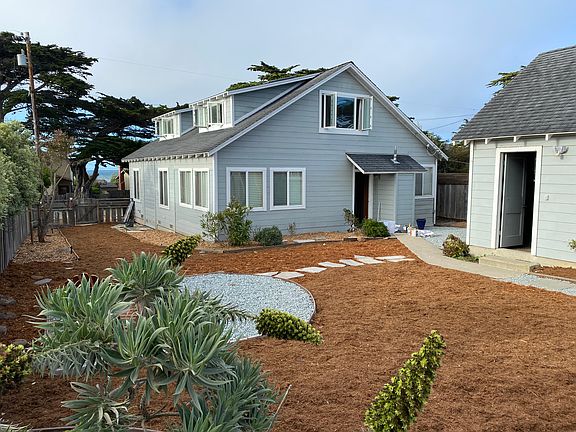 Peek views of the ocean from sitting area