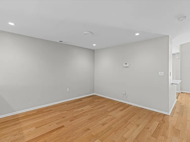 302 Wellington Park Dr — Photo 3