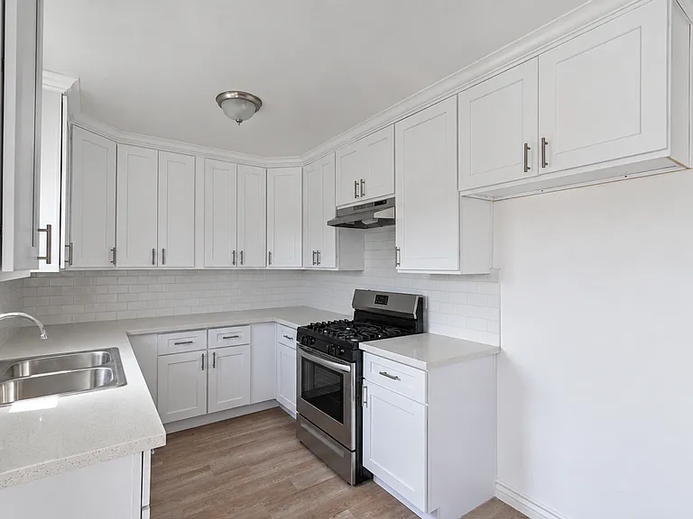 Sepulveda Apartments — Photo 9