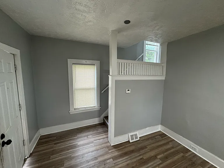 12701 Rexford Ave — Photo 4