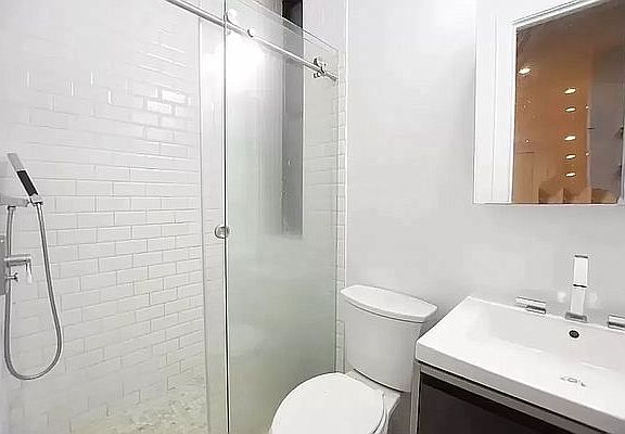 4th image of 26 Vandam St #1FR