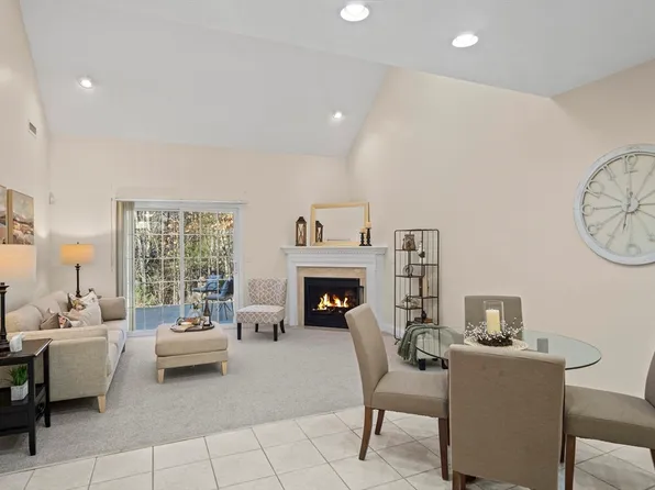 27 Stonebury Way Unit 27, Tewksbury, MA 01876