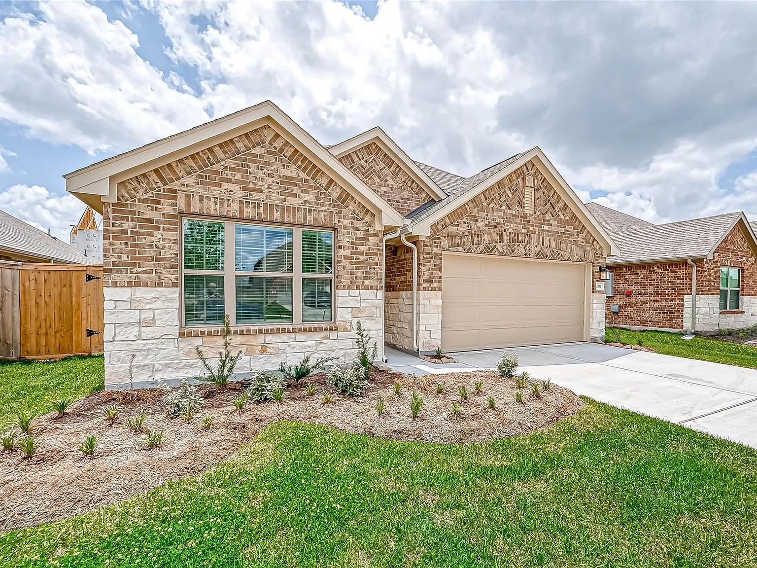 4 bed, 2.0 bath, 1749 sqft, $2,300 — Photo 2