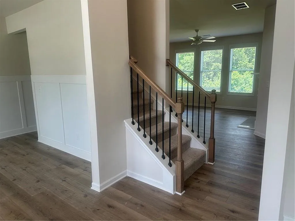 5 bed, 3.0 bath, 3150 sqft, $2,675 — Photo 2