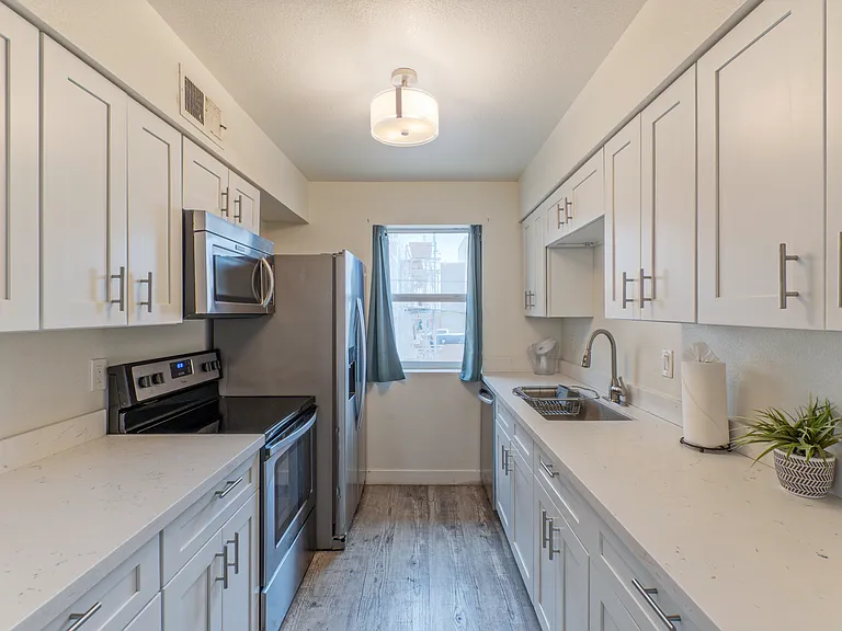 2087 E Lemon St #D — Photo 3