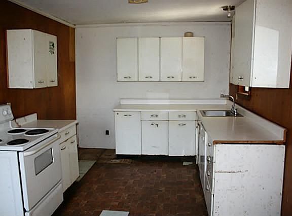 3rd image of 421 E Hazelwood St