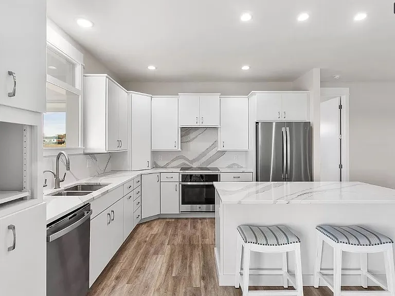 2504 Aspen Creek Trl — Photo 4