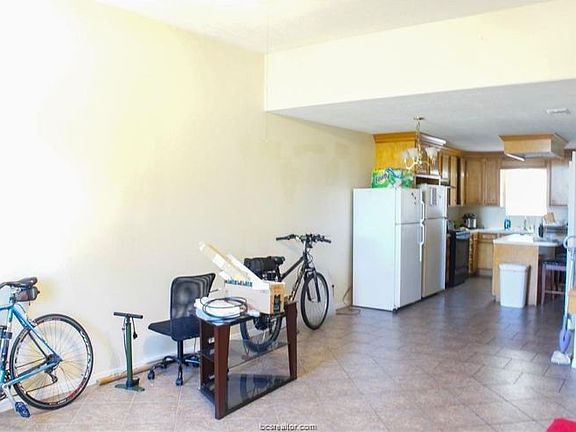 3rd image of 903 Camellia Ct APT B