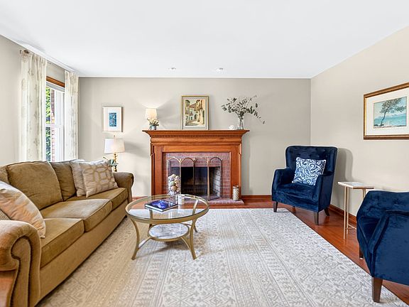 4th image of 310 Satinwood Ln