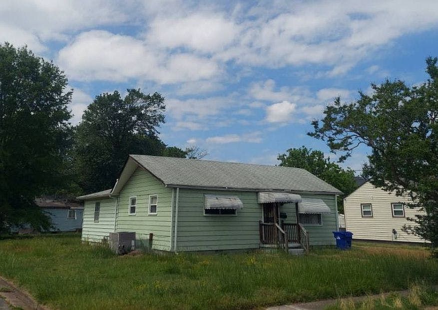 2nd image of 212 Woodstock St