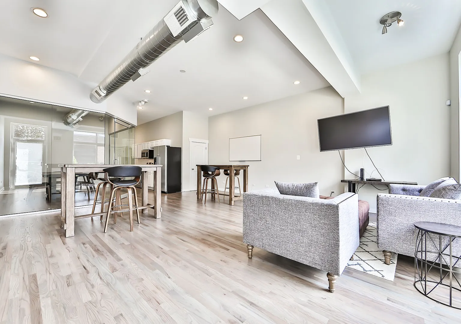 1 bed, 1000 sqft, $2,400 — Photo 1