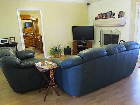 3rd image of 6916 Constitution Dr