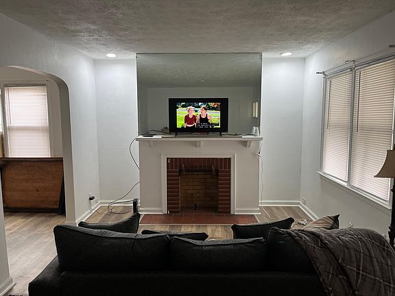 2nd image of 710 Kelton Ave #710