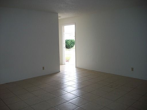 2nd image of 937 SE 23rd Pl APT 2
