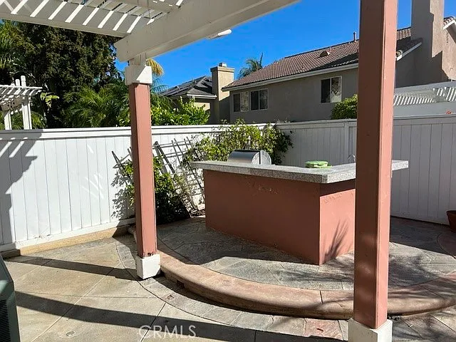 28 Granada — Photo 6