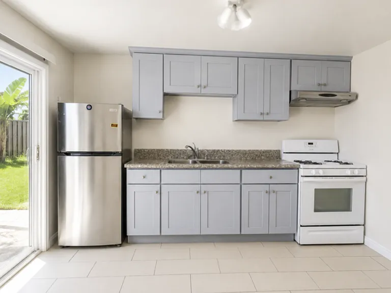 126 E Wistaria Ave — Photo 2