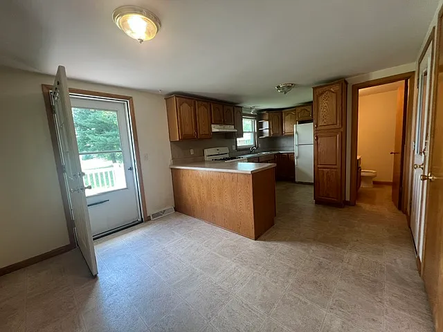 3 bed, 1.5 bath, 1260 sqft, $1,300 — Photo 3