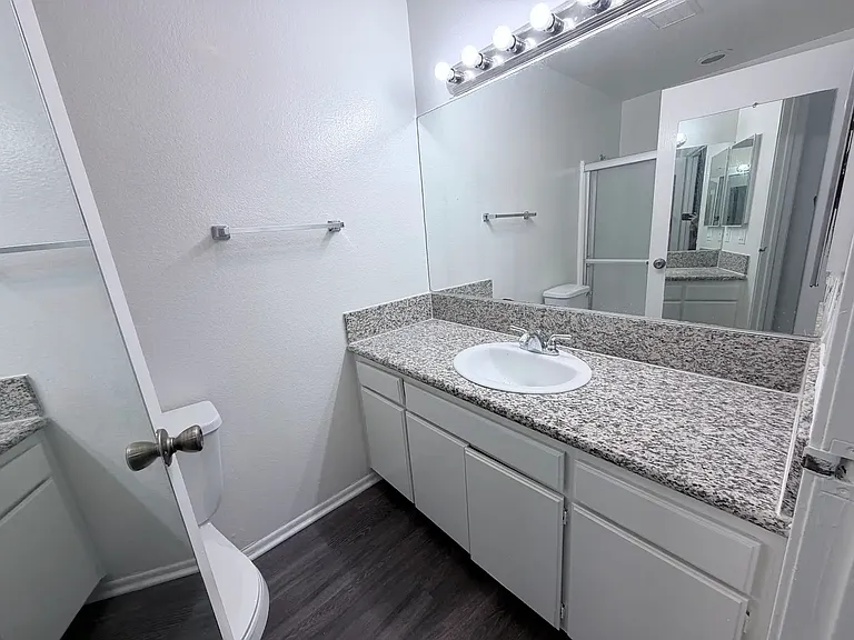 HILLHAVEN APARTMENTS — Photo 26