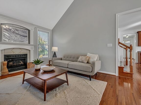 3rd image of 704 Mount Vernon Dr