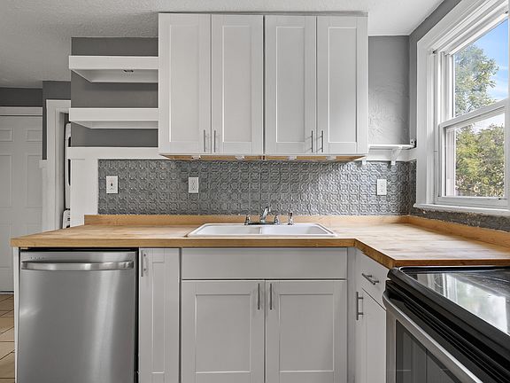 5th image of 690 Lowry Ave NE #2