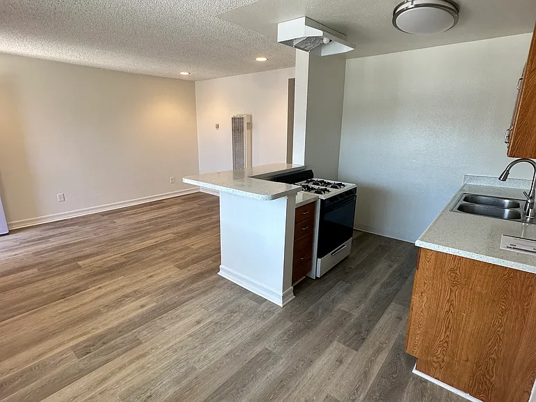 Courtyard Square Apartments — Photo 29