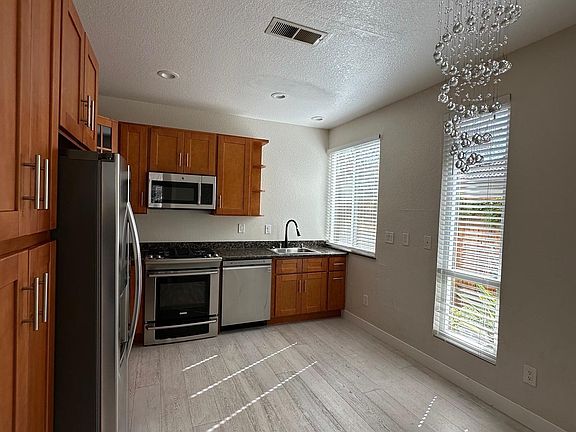 3rd image of 912 Vista Pointe Dr