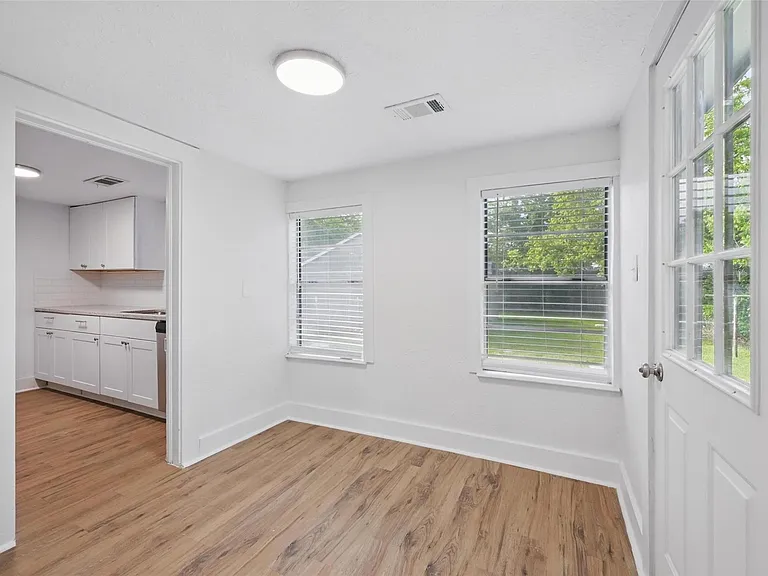 908 E Houston St — Photo 18