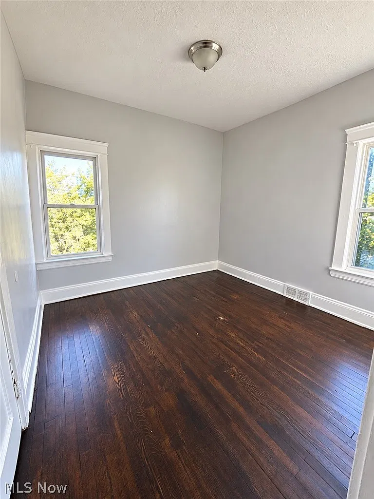 2 bed, 1.0 bath, 1027 sqft, $980 — Photo 2