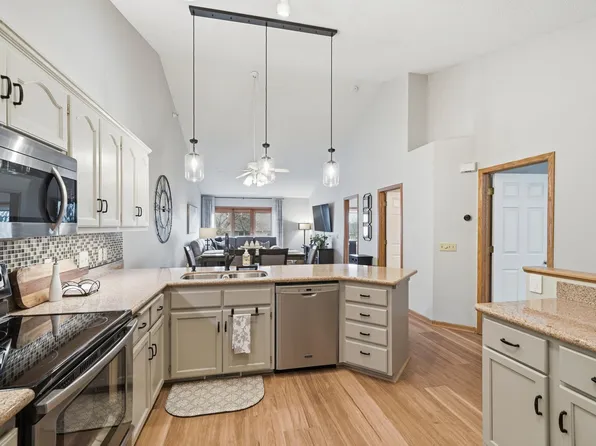 5554 Nathan Ln N APT 4, Plymouth, MN 55442