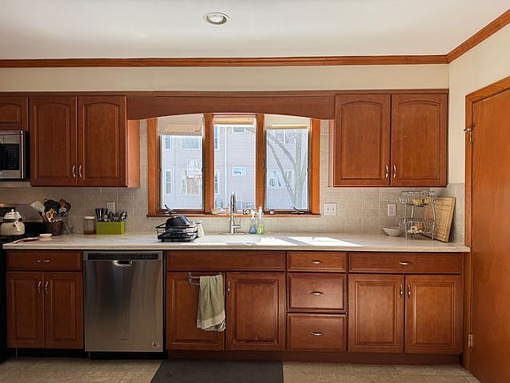 2nd image of 134 Waverley St #1